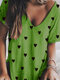 Camiseta feminina casual manga curta com decote em V estampado coração - Verde