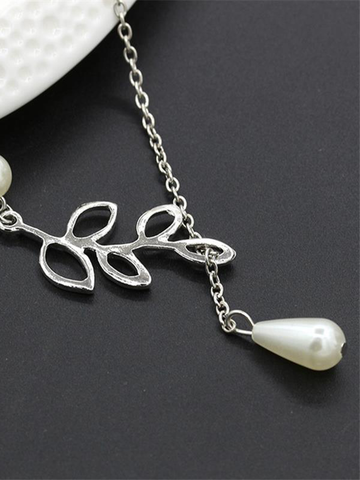 Fashion Leaf Pearls Chain Necklace