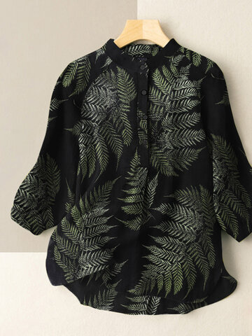 Blusa manga 3/4 com estampa de folhas tropicais