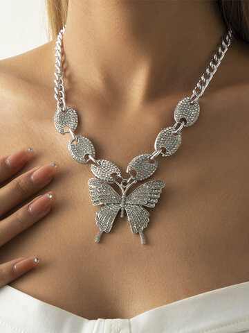 Halskette mit Anhänger in Schmetterlingsform