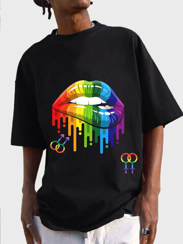 Camisetas coloridas com estampa de lábios e gola redonda