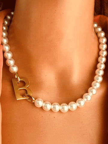 Halskette mit Buchstaben aus Metall mit Perlen