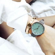 العصرية ضد للماء كوارتز Watch جلد بسيط مستدير يتصل ساعة يد بأرقام رومانية للنساء Other Image